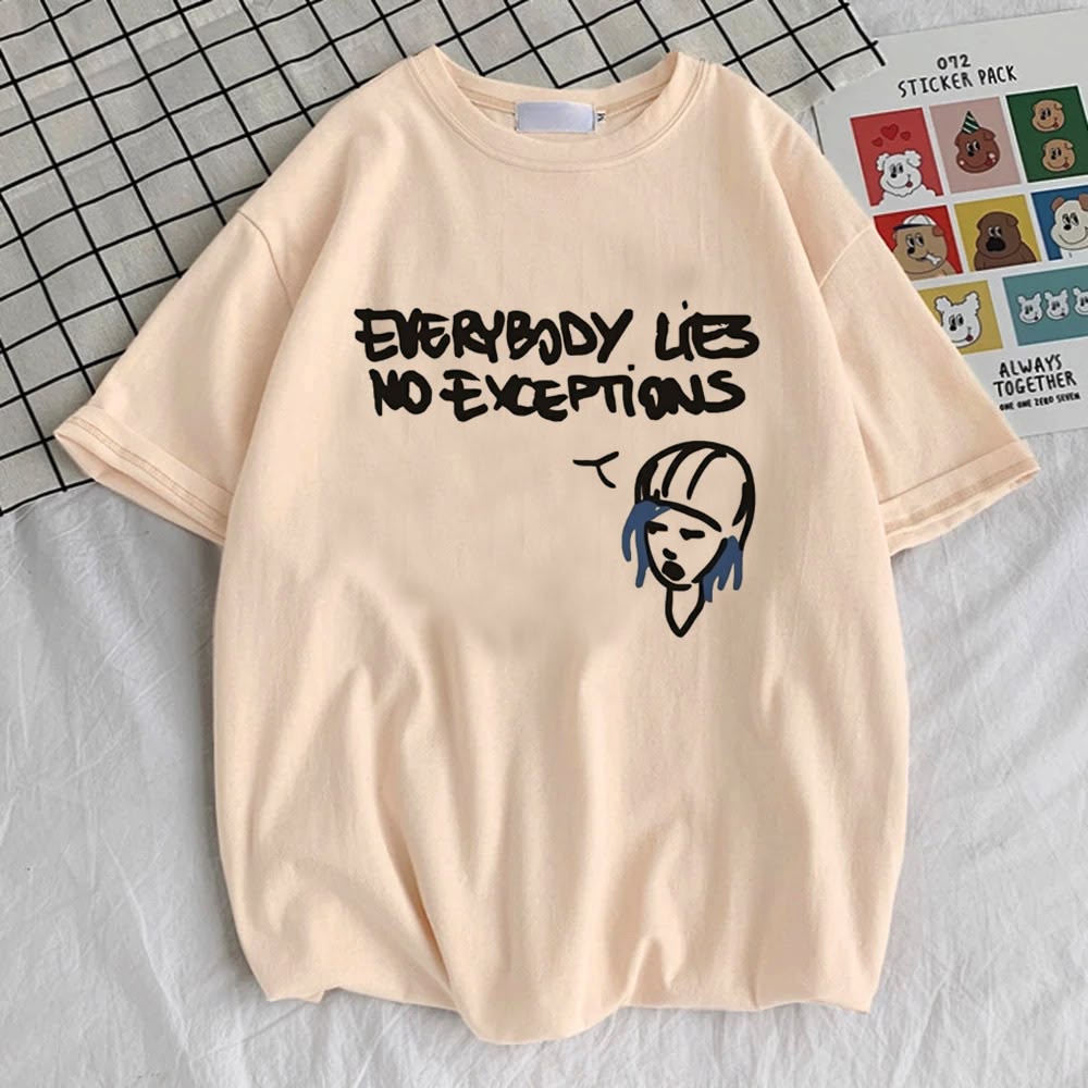 Camiseta bege com frase escrita